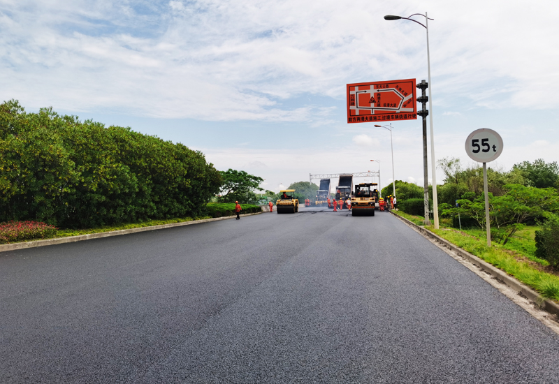 2021年上海两港大道道路翻新工程